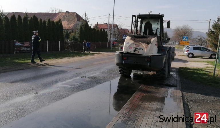 Koparko-ładowarka zapłonęła na drodze Świdnica-Burkatów [FOTO]
