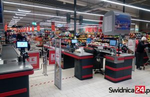 Pracownicy sklepu skarżą się na niewystarczającą ochronę przed koronawirusem. Interweniowała policja, sieć zabiera głos