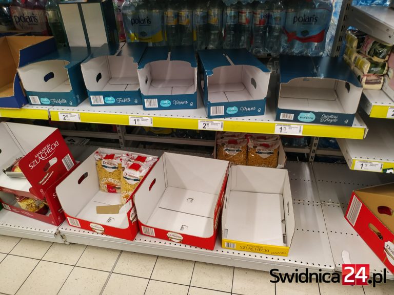 Zakupowa panika w obawie przed koronawirusem? W Świdnicy ruch spory, niektórych produktów ubywa