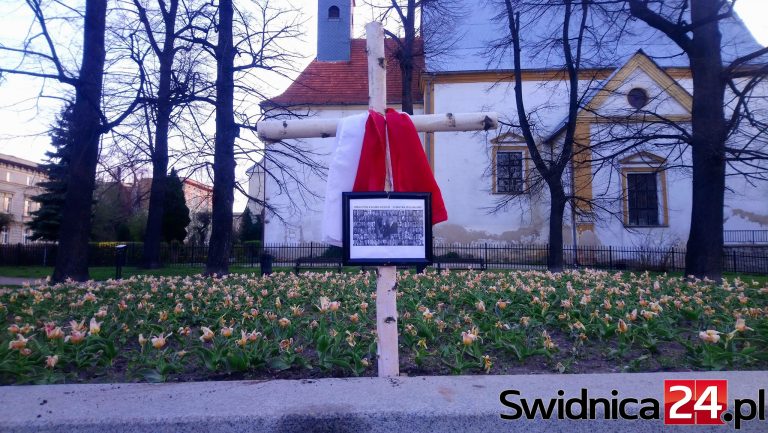 10. rocznica katastrofy smoleńskiej. Na skwerze Kaczyńskiego ponownie stanął krzyż. Co z budową pomnika?