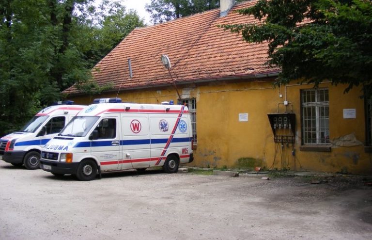 Miała być ogólnodostępna biblioteka i przestrzeń otwarta dla mieszkańców. Co dalej z terenem po byłej stacji pogotowia?