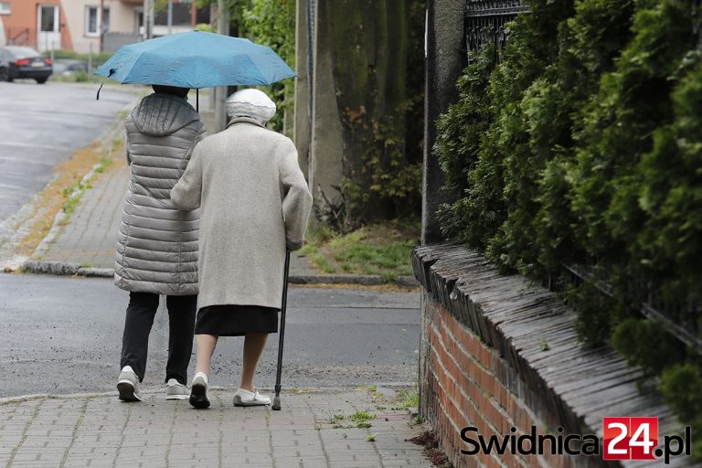 Po tygodniach suszy wreszcie zaczęło padać. Jaka pogoda na majówkę?
