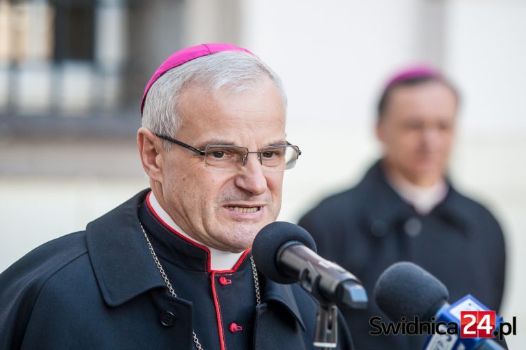 Wierni mają wrócić do kościołów. Biskup świdnicki odwołuje dyspensę