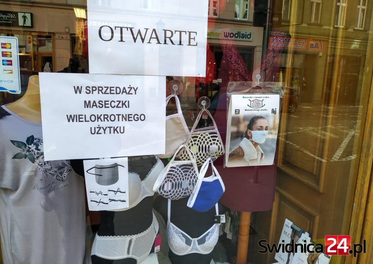 Od czwartku obowiązek zakrywania ust i nosa. W aptekach zaczyna brakować maseczek. Jak je wykonać samodzielnie?