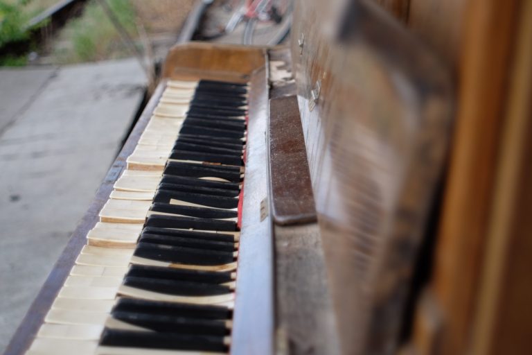 Stuletnie pianino świdnickiej produkcji porzucone w dawnym Porcie Rzecznym