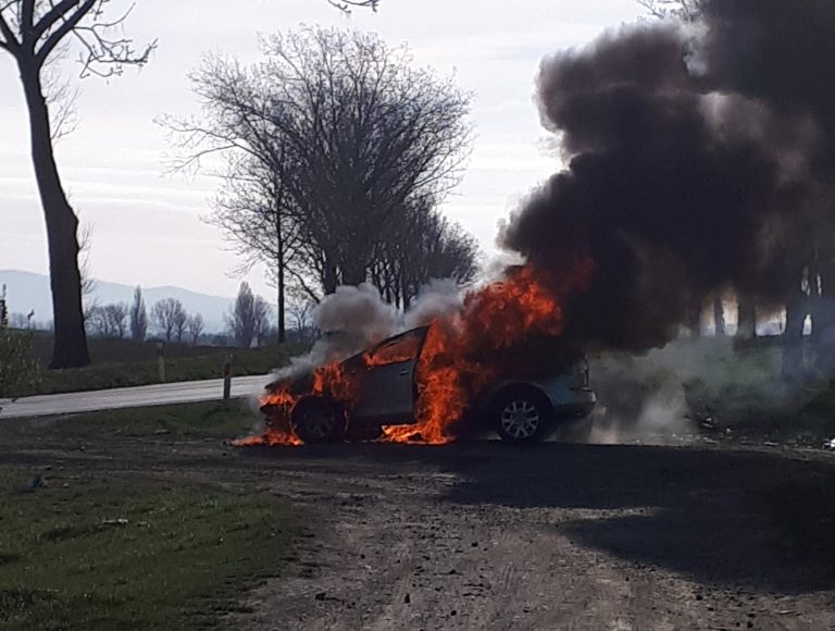 Pożar samochodu na krajowej 35-tce [FOTO/VIDEO]