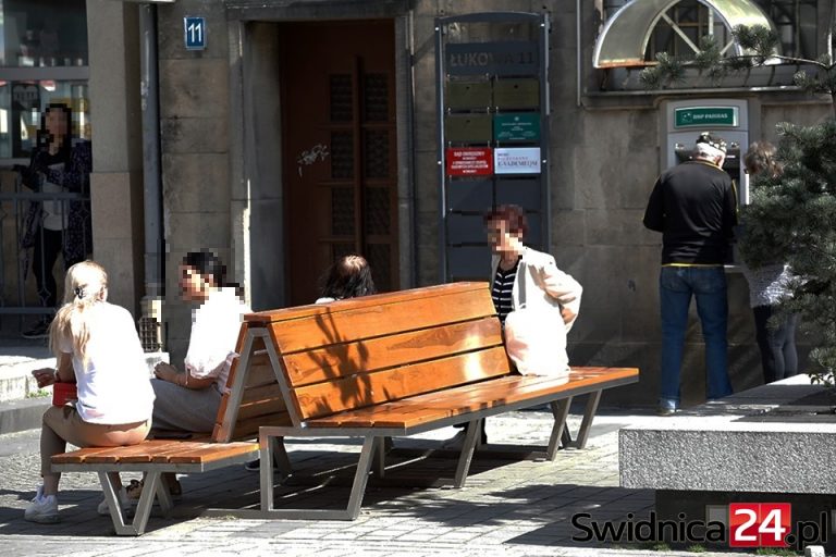 Ograniczenia przedłużone, świdnickie ulice pełne ludzi