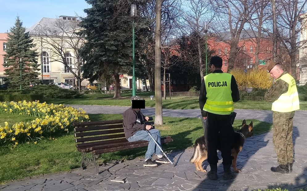 Patrol na placu Grunwaldzkim w Świdnicy. Fot. Dariusz Nowaczyński