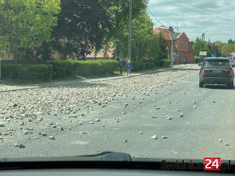 Utrudnienia na krajowej „trzydziestce piątce” w Pszennie. Kamienie wysypały się z ciężarówki [FOTO]