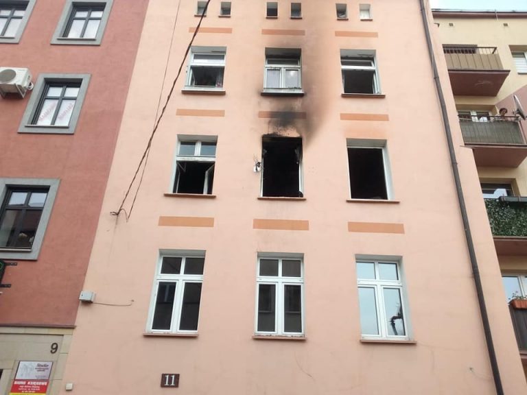 Pożar mieszkania w Strzegomiu. Ewakuowano trzy osoby