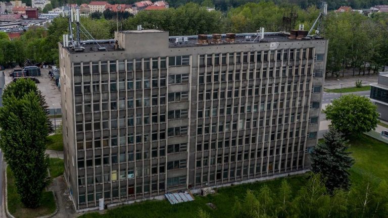 Opuszczony biurowiec ŚFUP wystawiony na sprzedaż. Uda się znaleźć nowego właściciela? [FOTO]