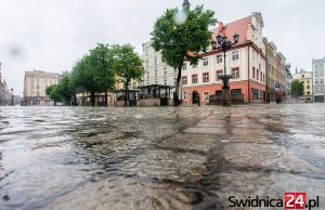 Pomarańczowy alert dla powiatu świdnickiego. Mocno popada, możliwe burze