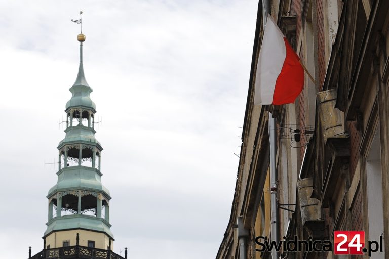 Świdnica w biało-czerwonych barwach na Dzień Flagi [FOTO]