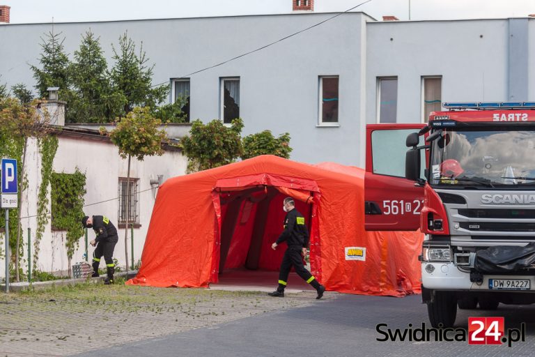 Koronawirus w Świdnicy. Strażacki namiot stanął przed domem seniora [FOTO]