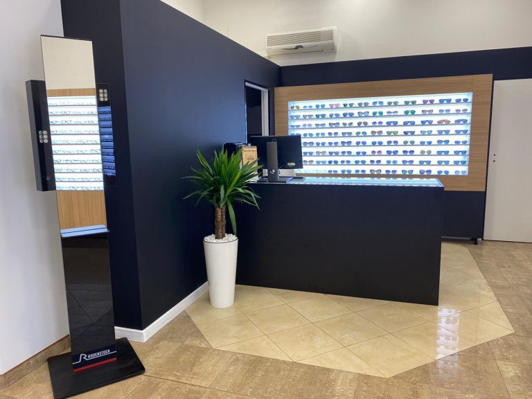 Nowoczesne badanie wzroku w nowym salonie optycznym Glass