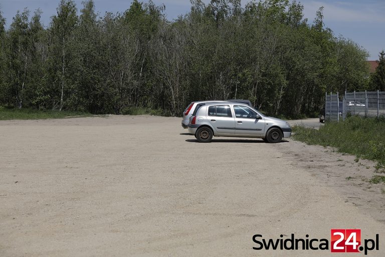 Przycmentarny parking nie będzie się już zamieniał w błotniste bajoro. Plac utwardzono, co z dojściem?