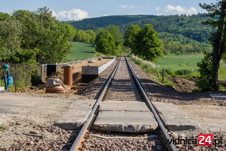 Remont linii kolejowej ze Świdnicy do Jedliny-Zdroju. Przystanki nabierają kształtu [FOTO/VIDEO]
