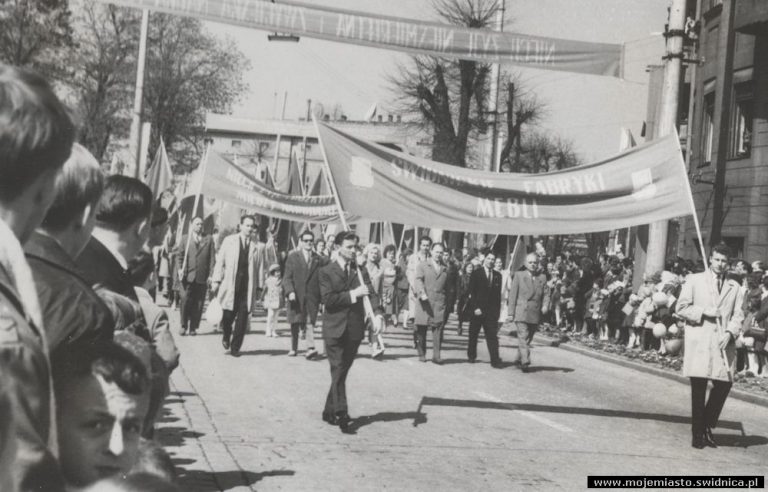 Jak dawniej obchodzono Święto Pracy? Zobacz zdjęcia z pochodu pierwszomajowego w 1965 roku