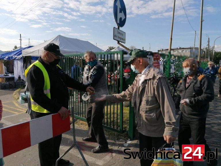 Największe targowisko w powiecie znów działa. Jest inaczej niż przed pandemią [FOTO]