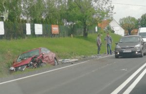 Czołowe zderzenie dwóch aut w Słotwinie. Jedno wpadło do rowu