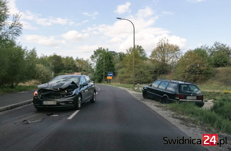 Czołowe zderzenie dwóch aut na Śląskiej [FOTO]