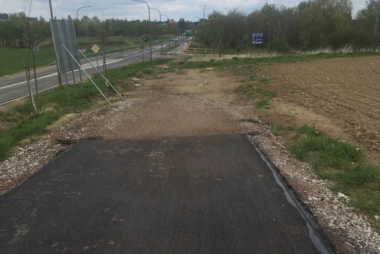 Ekstremalny wjazd na nową ścieżkę rowerową? Zarządca drogi tłumaczy