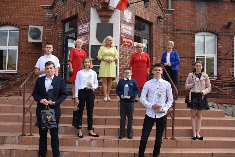 Stypendia dla najlepszych uczniów w gminie Świdnica [FOTO]