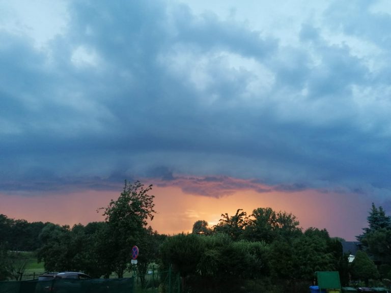 Ostrzeżenie przed silnym wiatrem i burzami