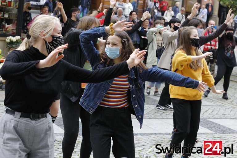 „Tęczowe disco” w geście solidarności z osobami LGBT+ [FOTO/VIDEO]