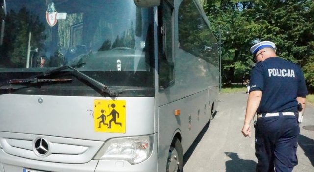 Sezon wycieczek szkolnych w pełni. Świdnicka policja uruchomi stały punkt kontroli autokarów