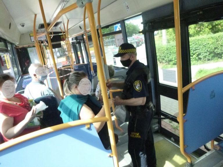 Straż miejska kontroluje noszenie maseczek w autobusach