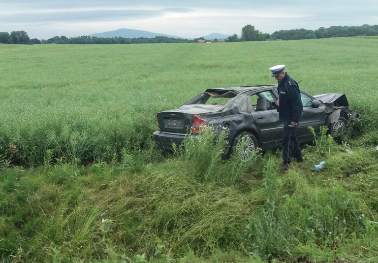 Dachowanie na łączniku, wrak porzucony przy drodze [FOTO]