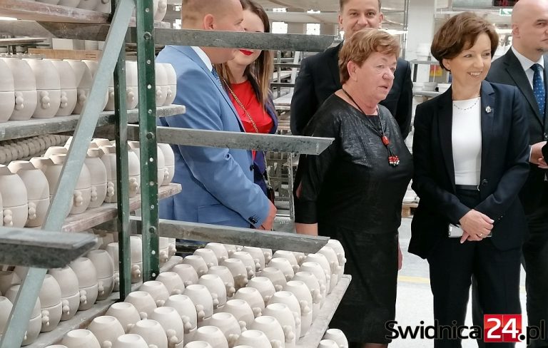 Minister Maląg w Zakładach Porcelany „Karolina” o pomocy dla przedsiębiorców