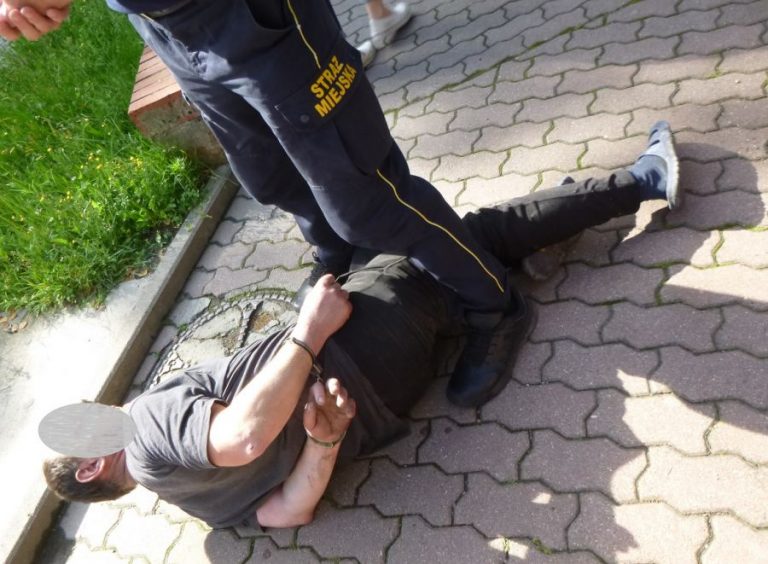 Metalową rurą zaatakował klienta ZUS