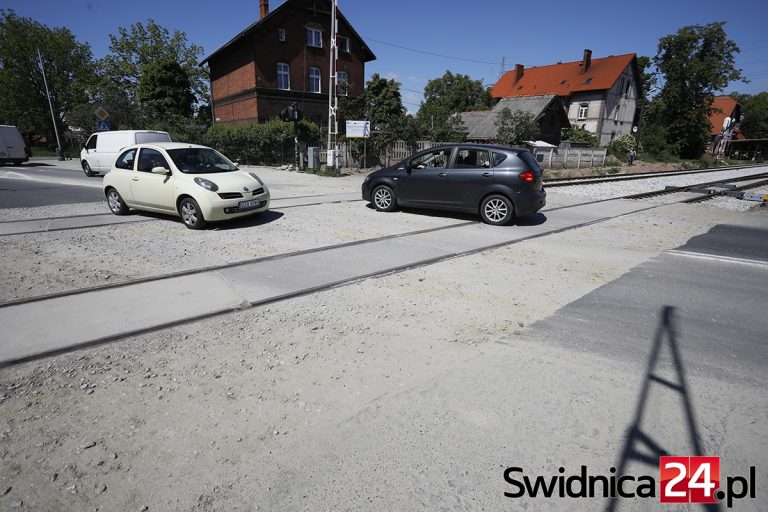 Koszmarny stan przejazdów kolejowych. Jest data zakończenia prac