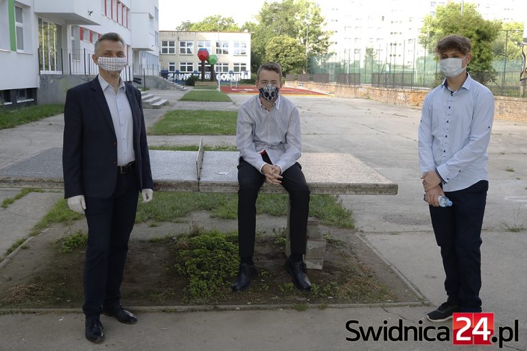 Ósmoklasiści rozpoczynają egzaminy. Dziś język polski