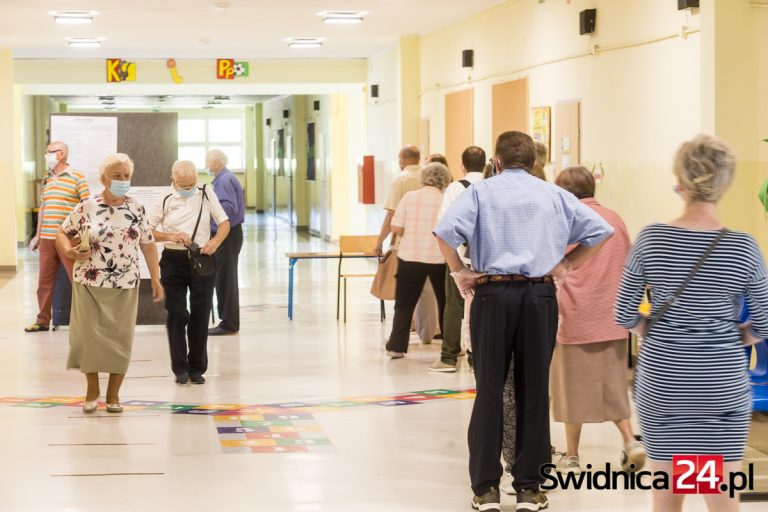 Seniorzy, niepełnosprawni i rodzice z małymi dziećmi bez kolejki do lokali wyborczych. Minister zdrowia zapowiada zmiany podczas II tury głosowania