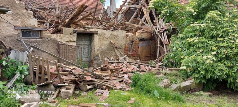 Zawalił się budynek gospodarczy [FOTO]