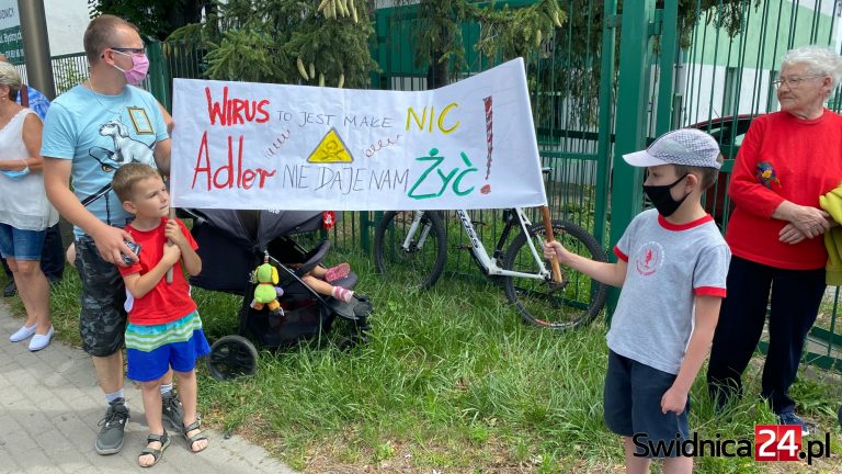 Skarżą się na zatruwanie powietrza. Nikt z  zakładu Adler do mieszkańców nie wyszedł