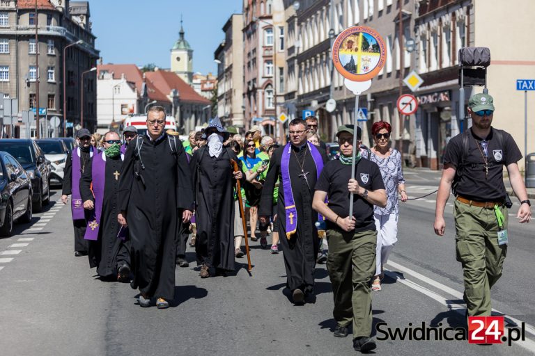 Pielgrzymka diecezji świdnickiej wyruszyła na Jasną Górę. Symboliczna forma z uwagi na pandemię [FOTO/VIDEO]