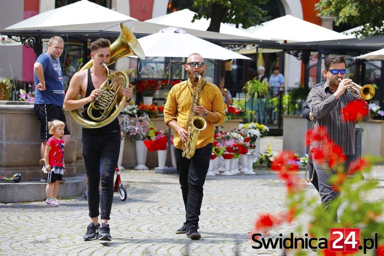 Muzyczna parada dookoła Rynku. Parnas Brass Band w Świdnicy [FOTO/VIDEO]