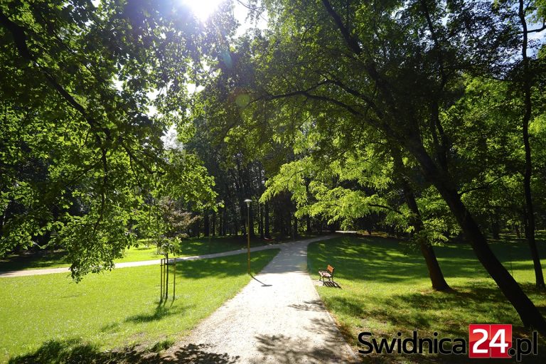 Zielona strona Świdnicy. Park im. Sikorskiego: od fortyfikacji, przez amfiteatr, po górkę saneczkową