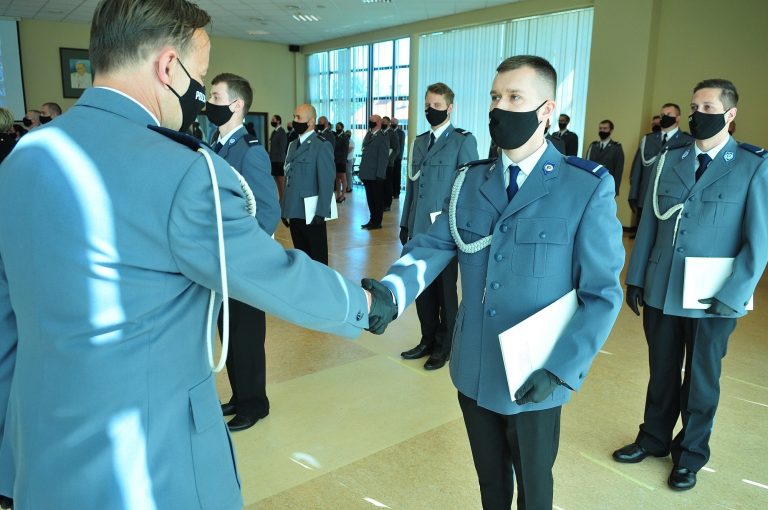 Awanse, nagrody i wyróżnienia. Obchody święta policji w cieniu koronawirusa [FOTO]