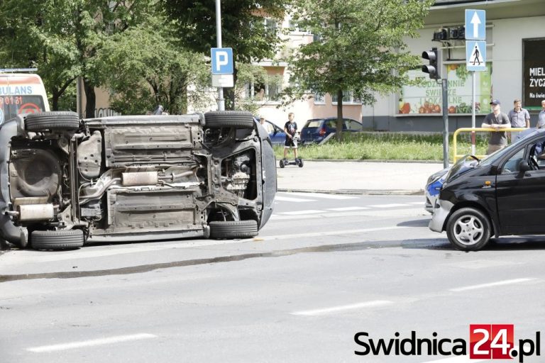 Po zderzeniu przewrócił się na bok [FOTO]
