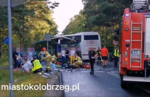 Kierowca wyszedł ze szpitala. Prokuratura bada wypadek z udziałem świdnickiego autokaru