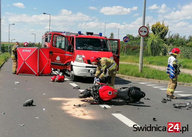 Wypadek na Słowiańskiej. Motocyklista trafił do szpitala [FOTO]