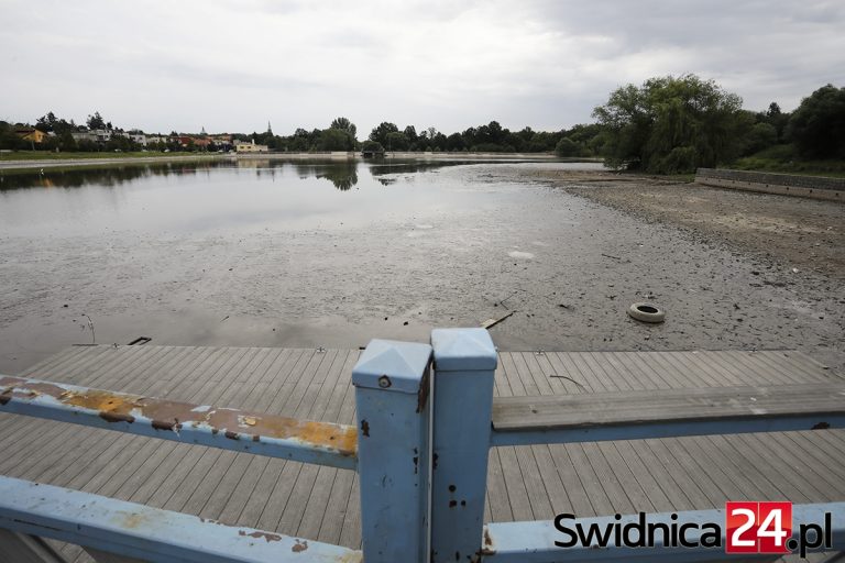 Bez wody, z rdzą i brudem. Co się stało z zalewem? [FOTO]