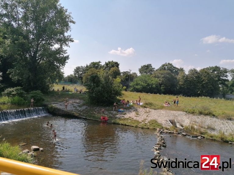 Letni basen bez wody, zalew bez wody. Świdniczanie radzą sobie, jak mogą [FOTO]