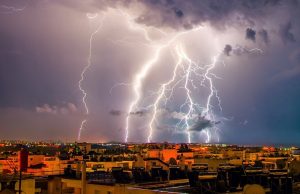 Burze, grad, wichury. Jak się zabezpieczyć?