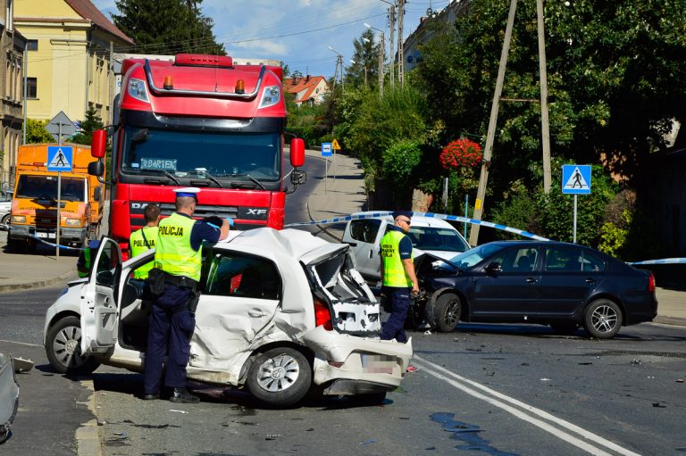 Zderzenie ciężarówki i dwóch aut osobowych w Świebodzicach. Jeden z kierowców ciężko ranny [FOTO]
